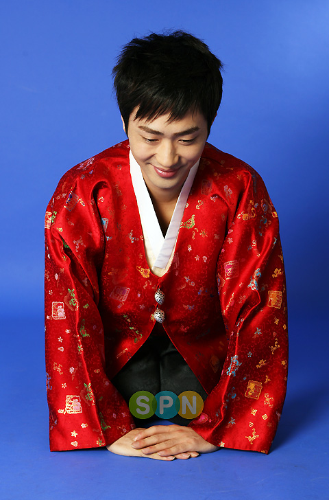 图文:歌手朴炫彬韩服贺中秋--跪拜礼