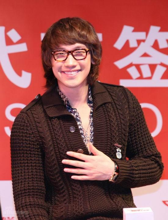 图文:rain上海代言--灿烂笑容