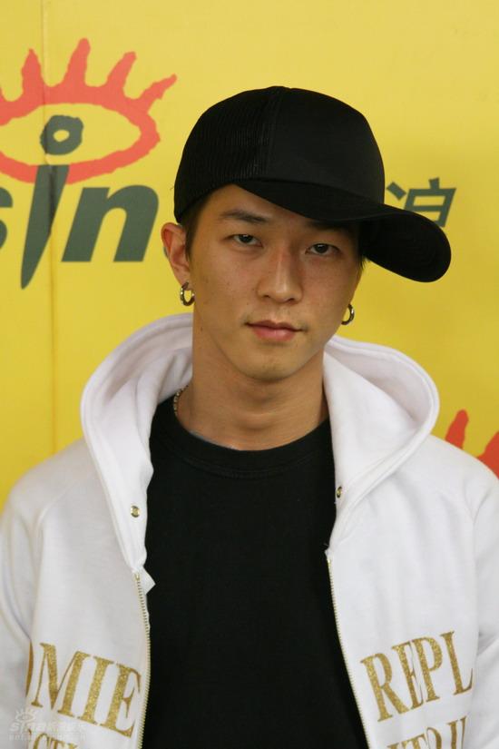 图文:南贤俊独家做客新浪--嘻哈打扮