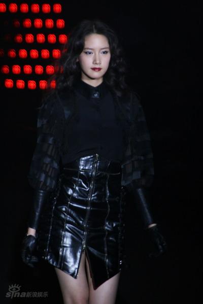 允儿一身黑皮衣走秀