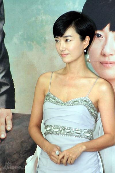 吴妍秀性感大方