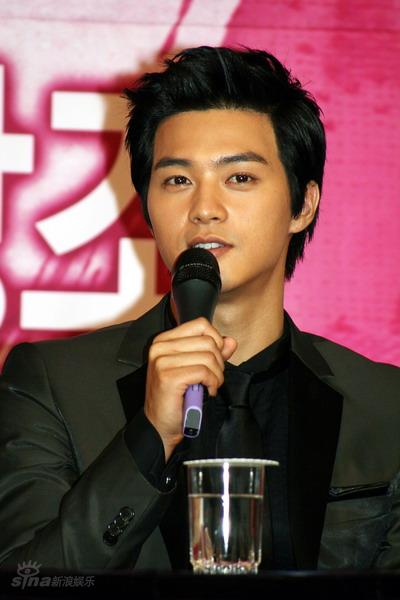 图文:《恋爱结婚》记者会--金志勋接受采访