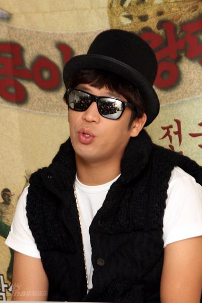 图文:韩国歌手mc梦开个唱--mc梦接受采访