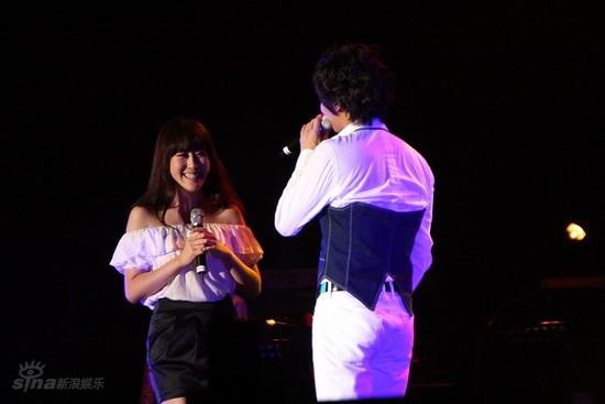 Andy与女歌手合唱