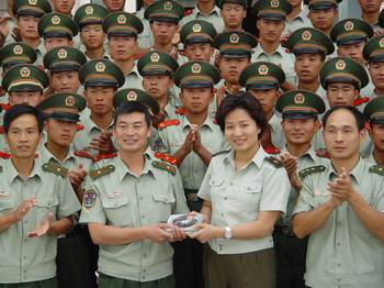 许飞老师解放军艺术学院李双松真情献官兵(图)