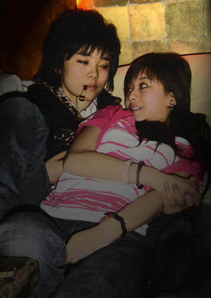 因为一整套的图片和大头贴,超女许飞(blog)被传出了与"天娱女高层"有