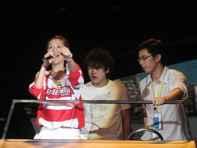 超女6进5:谭维维 超女舞台坐的士(图)