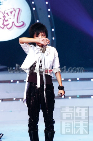 9月15日，许飞含泪离开超女舞台