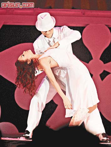 刘德华与性感女抚胸热舞 年底颁奖礼誓称王(图)