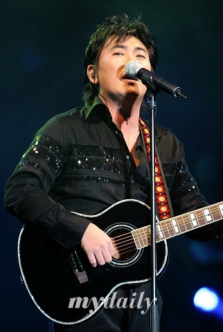 李承哲去年个唱砸伤观众 被判赔偿千万韩元(图)