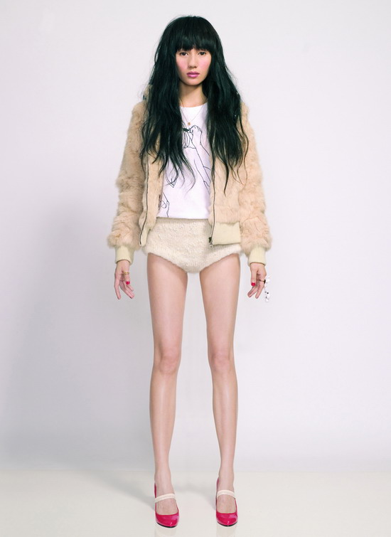 袁泉引领时尚短裤造型秀美腿