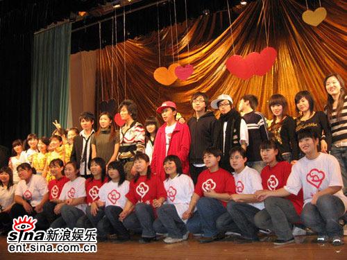 洪一平无级生亮相公益活动 为残疾儿献爱心