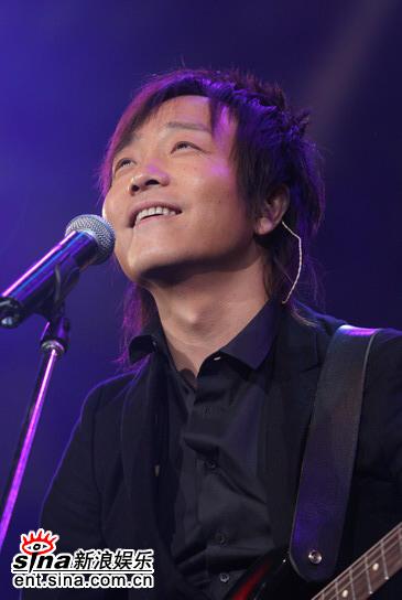 许巍获颁唱作真英雄奖，现场献唱。
