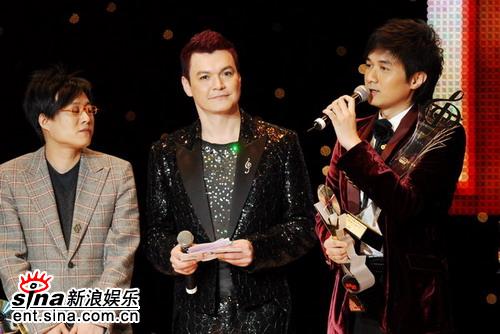 杨振邦(中)获四台联颁传媒大奖作曲奖