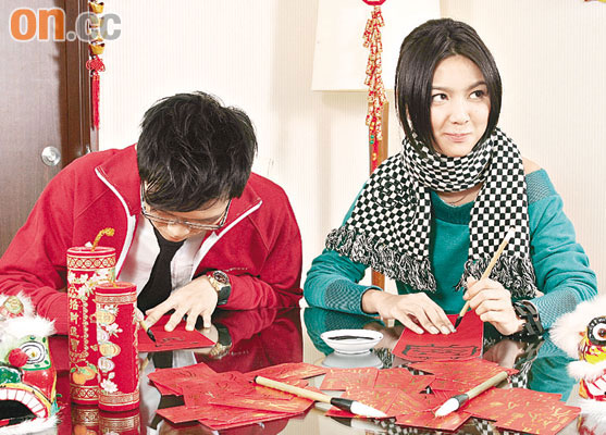 方大同跟Fiona连拿毛笔的手势都没搞清楚。