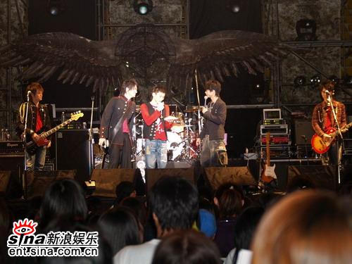 强辩乐团小猴演唱会上庆生