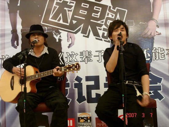 现场演唱