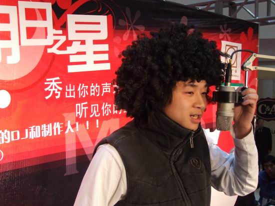 杨理带假发参赛