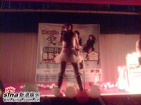 胡霖白短裙险走光\爱乐团搅热烟台，胡霖白短裙险走光