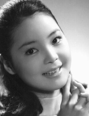 容颜清丽的邓丽君