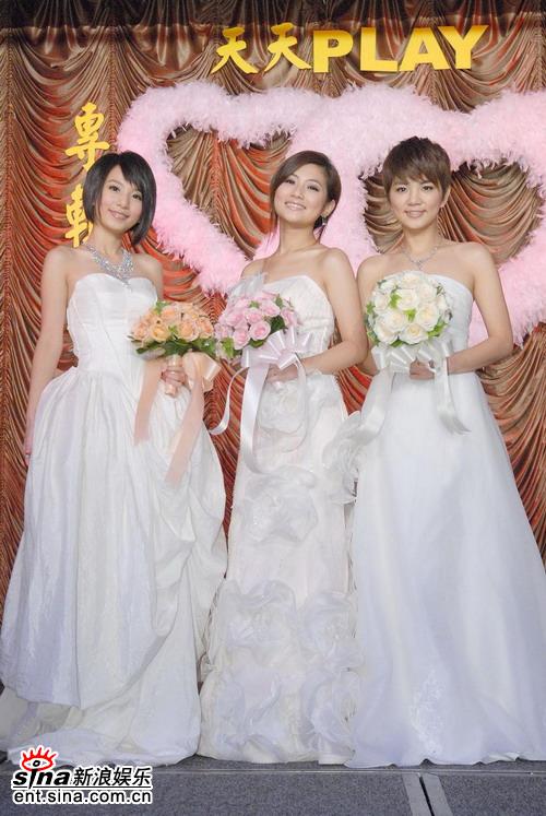 三人当天都穿着婚纱亮相
