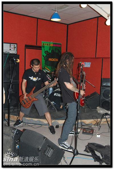 夜叉乐队主唱重新拿起吉他