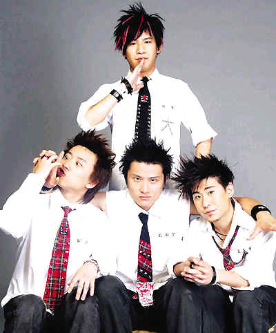 花儿乐队又"惹事" 成员餐厅打架遭偷拍(图)