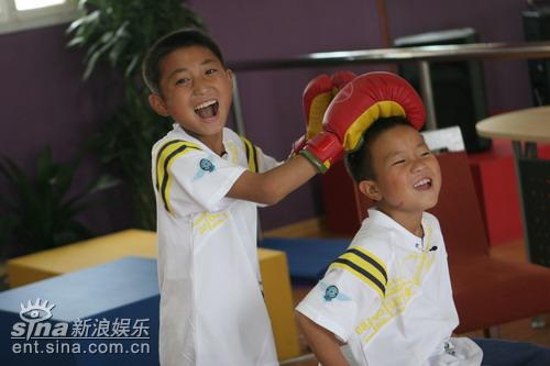 贫困学生“变形”入住学院体验“快男”生活