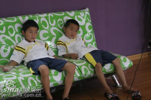 贫困学生“变形”入住学院体验“快男”生活