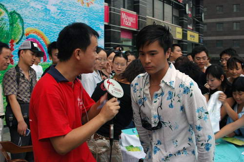 歌手红豆禁毒日首唱 引发电视直播大战(附图)