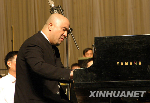 著名钢琴家孔祥东参加演出。（新华网 陈竞超 摄）