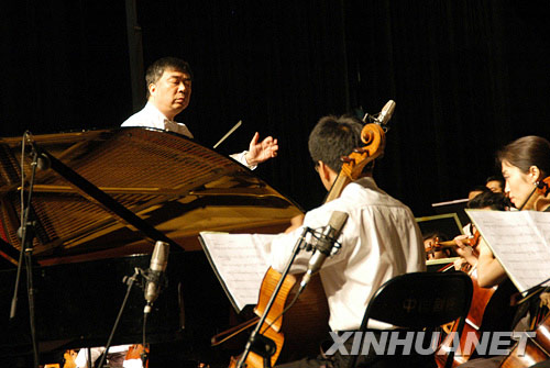 音乐会由旅英著名指挥家邵恩执棒指挥。（新华网 陈竞超 摄）