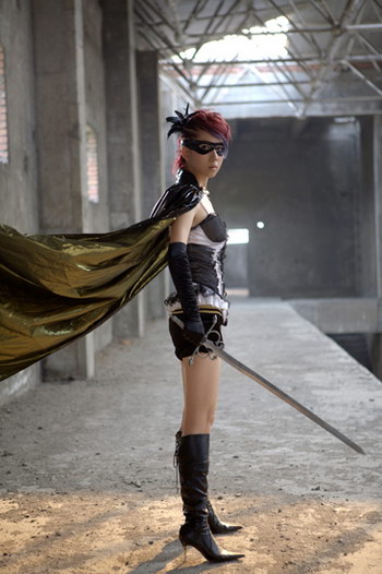 不离手的佩剑,放肆小魔女沐尔在近日的一次广告片拍摄中化身"女佐罗"