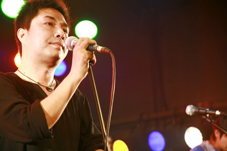 台湾乐坛老教父陈彼德携手洪启 北京首次开唱