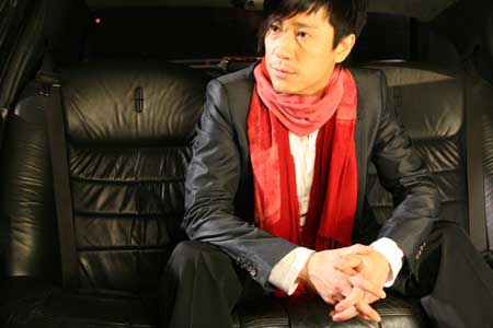 解小东唱片宣传马不停蹄 忙里偷闲陪儿子看电影