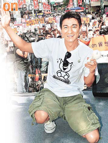 刘德华秀美腿抗热浪亲手画卡慰问受伤歌迷图