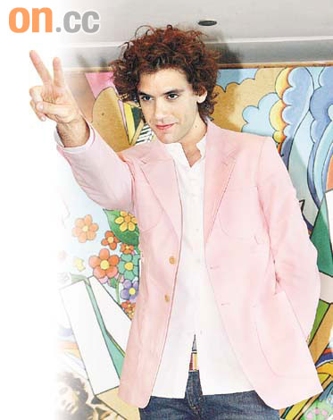 mika照顾如厕歌迷三观众难耐酷热昏倒现场