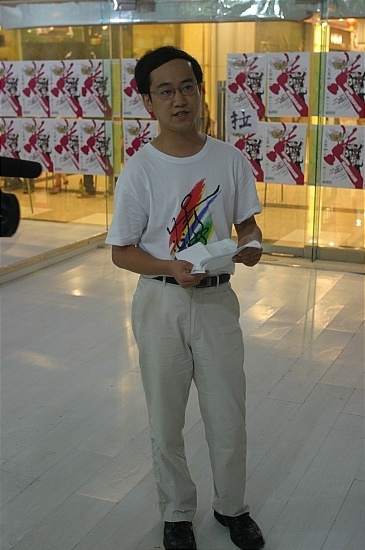 风云新人成都赛区林敏聪现场赠画大学教授