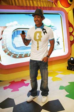 身在娱乐吴克群(听歌,blog)扮玩偶"流泪"运动员出身,目前影视歌三栖