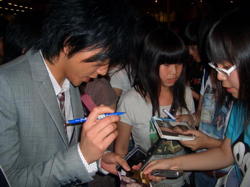 胡清蓝给歌迷签名