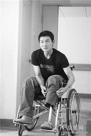 上午,刘德华 (听歌) 以北京2008残奥会爱心大使身份出席了相关活动,并