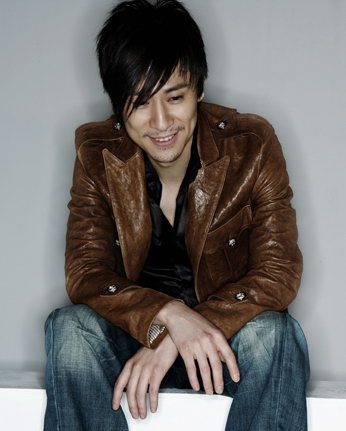 首届中国品牌节慈善晚会 解小东演绎《那一夜》