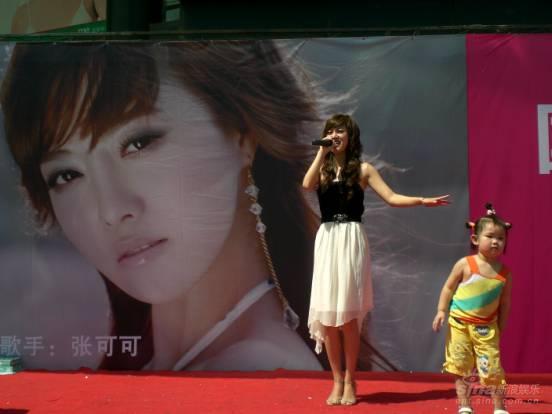 张可可发行处女大碟太原签唱 小歌迷献身伴舞