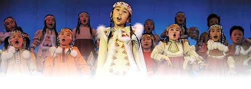 “五彩传说”草原儿童合唱团的小演员深情演绎古老的歌谣