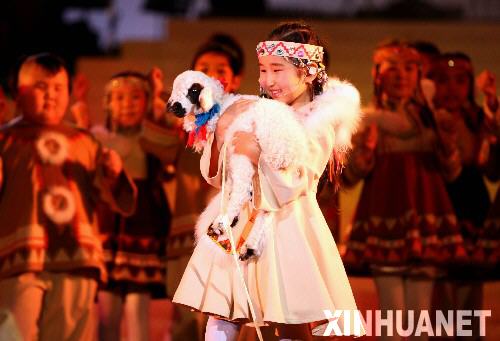 8月4日，“五彩传说”呼伦贝尔草原儿童合唱团的小演员正在演出。 新华社记者 任军川摄