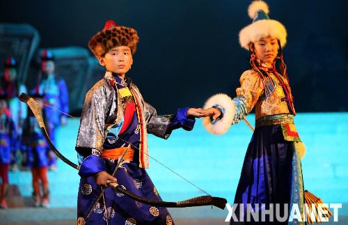 8月4日，“五彩传说”呼伦贝尔草原儿童合唱团的小演员们正在进行演出。 新华社记者 任军川摄