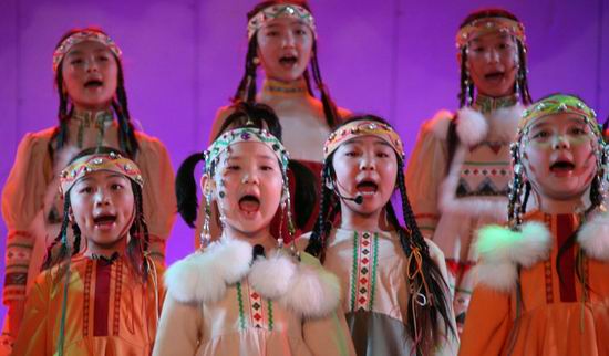 绿色净土童音似如天籁，北国碧玉谱就华美乐章。由39个来自草原的孩子组成的“五彩呼伦贝尔”草原儿童合唱团即将在大庆期间亮相青城。
