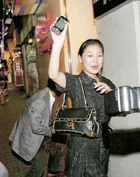 新闻人物艳女CoCo签经理人 录制新歌杀入乐坛_影音娱乐_新浪网