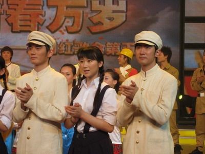 高梓淇和宋雨霏金童玉女献唱八月红歌会