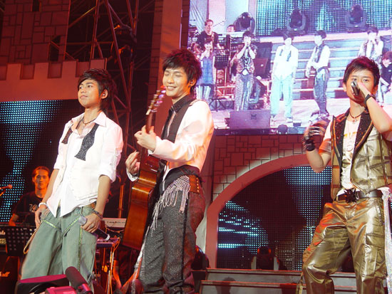 内地音乐 正文  新浪娱乐讯 成都站四小天王的合作,给许多支持他们的